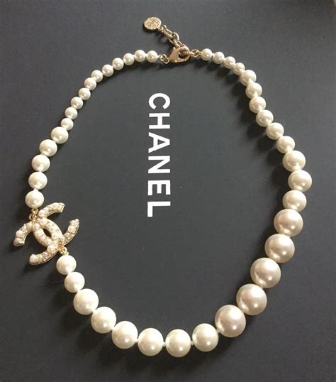 perlenkette a la chanel|chanel pendant necklace.